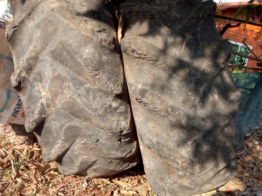 ขายยางรถไถฟอร์ด  18.4-30  ราคาคู่ละ  4,000