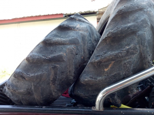 ขายยางรถไถฟอร์ด  18.4-30  ราคาคู่ละ  4,000