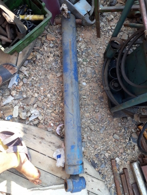 ขายกระบอกยกหาง(รถบรรทุกแบคโฮ) ขนาดแกน 50 มม.ยาว115 ซม. กระบอกโต100 มม.ราคา 6,000.- บาท