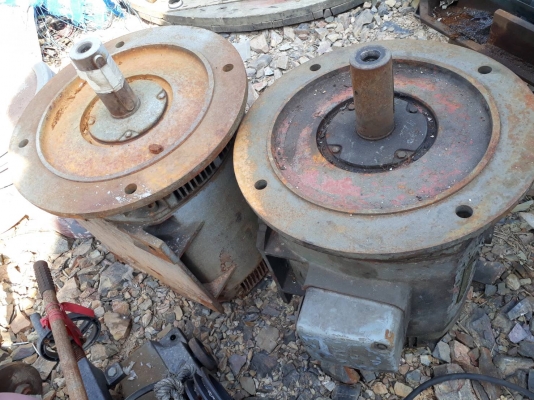 ขายมอเตอร์ยุโรป380 V 23.5 A 15 HP ลูกละ5,000.- บาทมี2 ลูกแบบหน้าแปลนพร้อมขาตั้ง