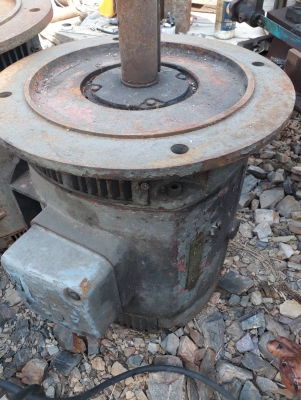 ขายมอเตอร์ยุโรป380 V 23.5 A 15 HP ลูกละ5,000.- บาทมี2 ลูกแบบหน้าแปลนพร้อมขาตั้ง