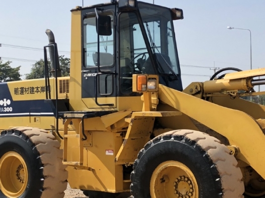 ขายรถตักล้อยาง KOMATSU WA300-1 นำเข้าเองจากญี่ปุ่น สภาพสวยพร้อมใช้ มีVDOการทำงานครับ