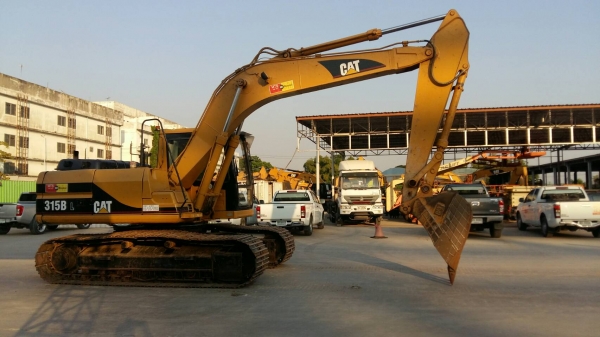 รถขุดขนาดกลาง 15 ตัน