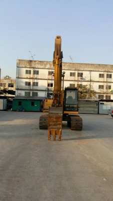 รถขุดขนาดกลาง 15 ตัน