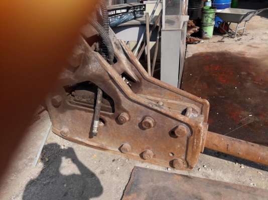 KOMATSU pc 200-5 พร้อมหัวเบเกอร์เจาะพร้อมบุ้งกี้ ไฟฟ้าครบ เครื่องดี ปั้มแรง เอวแน่น ช่วงล่างสวย รถพร้ มใช้งาน  ขาย 750,000 รถอยู่ กทม. 064-191-1112