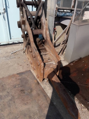 ขาย 750,000 KOMATSU pc 200-5 พร้อมหัวเบเกอร์เจาะพร้อมบุ้งกี้ ไฟฟ้าครบ เครื่องดี ปั้มแรง เอวแน่น ช่วงล่างสวย รถพร้ มใช้งาน  รถอยู่ กทม. 090-772-3710 090-772-3708