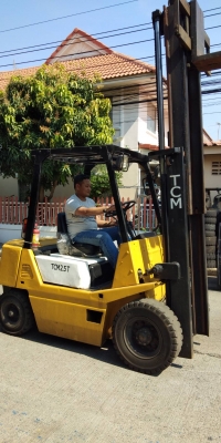 +++ ขายโฟล์คลิฟท์ T.C.M. FD25  ขนาด 2.5 ตัน  เครื่องยนต์ดีเซล  เสา 3 เมตร  เกียร์ออโตเมติค  ยางตันครับ