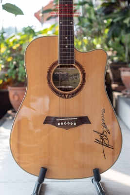 กีต้าร์โปร่งคาราบาว รุ่น GW308C-N-1 คอเว้า สีไม้ ตระกูลเวลคัมทูไทยแลนด์ มือสอง สภาพใหม่