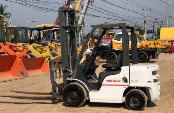 ขายรถยกดีเซล NISSAN 2.5 ตัน ปี 2013 นำเข้าเองจากญี่ปุ่น สภาพสวยพร้อมใช้ มีVDOการทำงานครับ