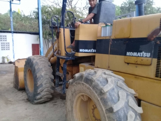 รถตักล้อยางKOMATSU 515 เครื่องเทอร์โบว์ สภาพพร้อมใช้งาน รถตักล้อยางKOMATSU 515 เครื่องเทอร์โบว์ สภาพพร้อมใช้งาน