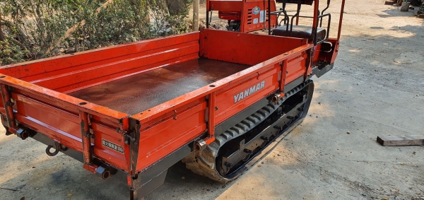 รถบรรทุกแทรคยาง นั่งขับ