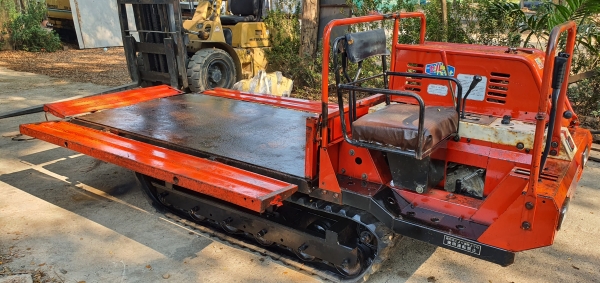 รถบรรทุกแทรคยาง นั่งขับ