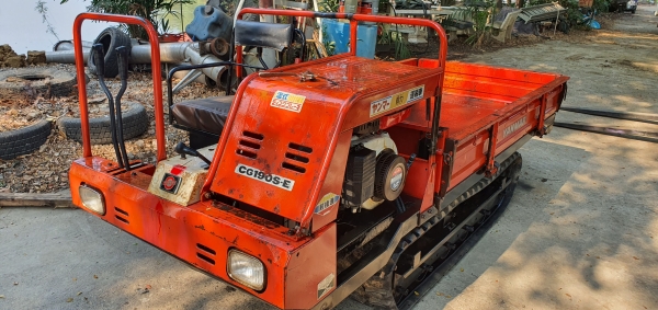 รถบรรทุกแทรคยาง นั่งขับ