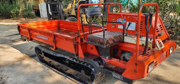 รถบรรทุกแทรคยาง นั่งขับ