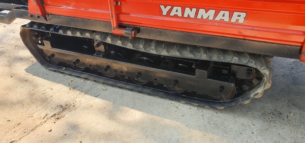 รถบรรทุกแทรคยาง นั่งขับ