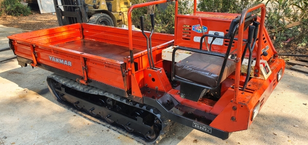 รถบรรทุกแทรคยาง นั่งขับ