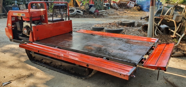 รถบรรทุกแทรคยาง นั่งขับ