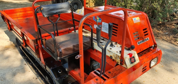 รถบรรทุกแทรคยาง นั่งขับ