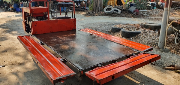 รถบรรทุกแทรคยาง นั่งขับ