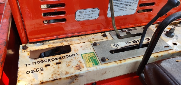 รถบรรทุกแทรคยาง นั่งขับ