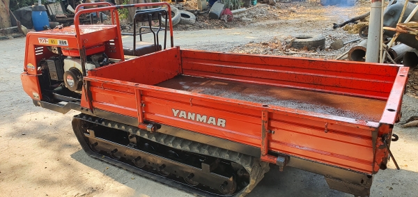 รถบรรทุกแทรคยาง นั่งขับ