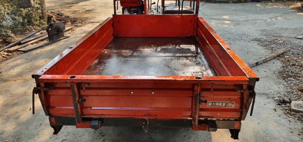 รถบรรทุกแทรคยาง นั่งขับ