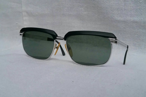 แว่นตาเทพเจ้าของชาวเยอรมัน ทองขาว (White Gold Filled) 10 K ทศวรรษที่ &#039;60s ล้ำค่า ! สภาพวินเทจใช