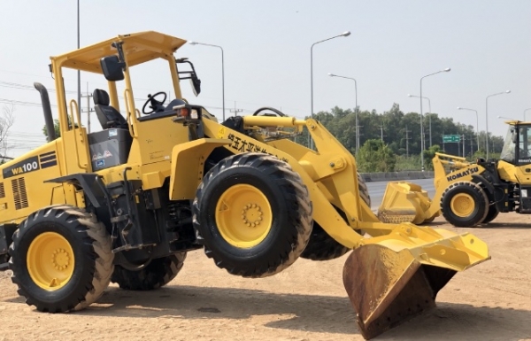 ขายรถตักล้อยาง KOMATSU WA100-6 ปี 2013 (3,XXX ชั่วโมง) นำเข้าเองจากญี่ปุ่น สภาพสวยพร้อมใช้ มีVDOการทำงานครับ