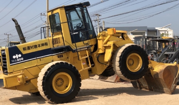 ขายรถตักล้อยาง KOMATSU WA300-1 นำเข้าเองจากญี่ปุ่น สภาพสวยพร้อมใช้ มีVDOการทำงานครับ