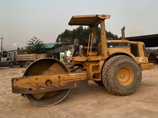 รถบดสั่นสะเทือน CAT CS563D ขนาด 10 ตัน 2 เพลา ทำงาน 12,000 ชม. เครื่องดี เกียร์แรง ระบบสั่นสะเทือนหยาบและละเอียด แรงสุดยอด รถสวยพร้อมใช้ เอกสารเล่มทะเบียน ราคา 650,000  รถอยู่ พนมสารคาม 064-191-1112