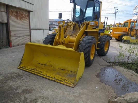 ขายรถตักล้อยาง KOMATSU WA100-1 นำเข้าเองจากญี่ปุ่น สภาพสวยพร้อมใช้ ถึงเร็วๆนี้ครับ