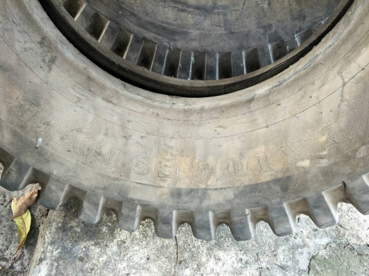 ยาง 14.00-24 บริสโตน สวยๆ คู่นี้ ราคา 4800 บาท