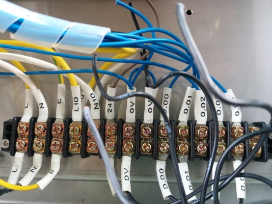 ตู้คอนโทรลสแตนเลส ขนาด 22.5x22.5x14 ซม.มีเบรกเกอร์เนชั่นแนล 10A สวิตซ์บิด และขั้วต่อไฟตามภาพ สแตนเลสหนามาก ตู้คอนโทรลสแตนเลส ขนาด 22.5x22.5x14 ซม.มีเบรกเกอร์เนชั่นแนล 10A สวิตซ์บิด และขั้วต่อไฟตามภาพ สแตนเลสหนามาก