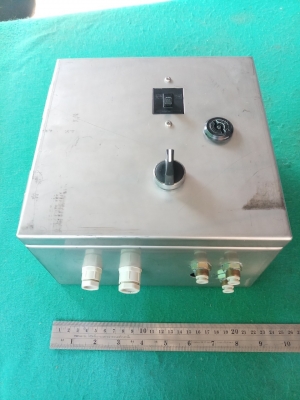 ตู้คอนโทรลสแตนเลส ขนาด 22.5x22.5x14 ซม.มีเบรกเกอร์เนชั่นแนล 10A สวิตซ์บิด และขั้วต่อไฟตามภาพ สแตนเลสหนามาก ตู้คอนโทรลสแตนเลส ขนาด 22.5x22.5x14 ซม.มีเบรกเกอร์เนชั่นแนล 10A สวิตซ์บิด และขั้วต่อไฟตามภาพ สแตนเลสหนามาก