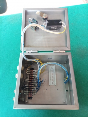 ตู้คอนโทรลสแตนเลส ขนาด 22.5x22.5x14 ซม.มีเบรกเกอร์เนชั่นแนล 10A สวิตซ์บิด และขั้วต่อไฟตามภาพ สแตนเลสหนามาก ตู้คอนโทรลสแตนเลส ขนาด 22.5x22.5x14 ซม.มีเบรกเกอร์เนชั่นแนล 10A สวิตซ์บิด และขั้วต่อไฟตามภาพ สแตนเลสหนามาก
