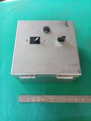 ตู้คอนโทรลสแตนเลส ขนาด 22.5x22.5x14 ซม.มีเบรกเกอร์เนชั่นแนล 10A สวิตซ์บิด และขั้วต่อไฟตามภาพ สแตนเลสหนามาก ตู้คอนโทรลสแตนเลส ขนาด 22.5x22.5x14 ซม.มีเบรกเกอร์เนชั่นแนล 10A สวิตซ์บิด และขั้วต่อไฟตามภาพ สแตนเลสหนามาก