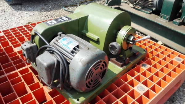 เครื่องเหลาไม้กลมใต้หวัน CHING FENG รุ่น CF-18 มอเตอร์ 1 HP 380V สภาพสวยพร้อมใช้ เครื่องเหลาไม้กลมใต้หวัน CHING FENG รุ่น CF-18 มอเตอร์ 1 HP 380V สภาพสวยพร้อมใช้
