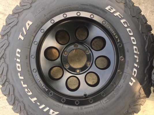 ล้อ LENSO MAX1 ขอบ16 6รู139 กว้าง9 ออฟ0 มีรอยตามการใช้งานนิดหน่อย พร้อมยาง BF All-Terrain KO2 (U.S.A.) 265/75R16 ปี15 ผ้าใบ10ชั้น