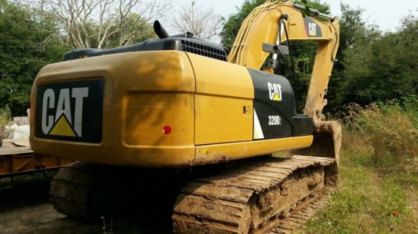 ขาย 1,950,000 CAT 320D2 TDZ เล่มทะเบียน รถทำงาน 7,400 ชม. สภาพเหมือนใหม่ ไฟ้ฟ้าครบ เครื่องดี ปั้มแรง เอวแน่น ช่วงล่างสวย รถสวยพร้มใช้งาน เอกสารพร้อมโอน รถอยู่ เพชรบุรี 090-772-3710 090-772-3708