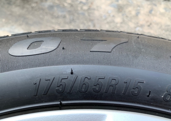 ล้อแม็ก Nissan March ขอบ 15 พร้อมยาง 175-65-15 Maxxis ปี 18 สภาพดี