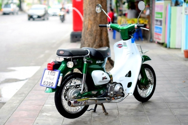 ryuka classic 2018 สีเขียวขาว สภาพสวย 17900