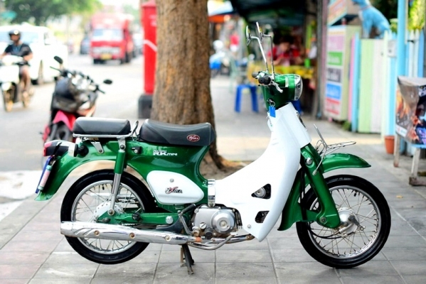 ryuka classic 2018 สีเขียวขาว สภาพสวย 17900