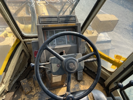 ขายรถตักKOMATSUรุ่นWA300-1นำเข้าญี่ปุ่นไม่เคยใช้งานในไทย เอวอ่อน  เครื่องโคมัสสุ6สูบ สภาพดีพร้อมใช้งาน 081-8302909 จิรโรจน์ Line  :  jiraroj2909