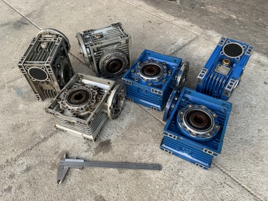 ขายหัวเกียร์ทดรอบ Muller อัตราทด 1:15 (สีน้ำเงิน) กับ 1:7.5 (สีเงิน)อย่างละ 3ตัว สภาพดีหมุนนิ่ม พร้อมใช้งาน ราคาตัวละ 950 บาท