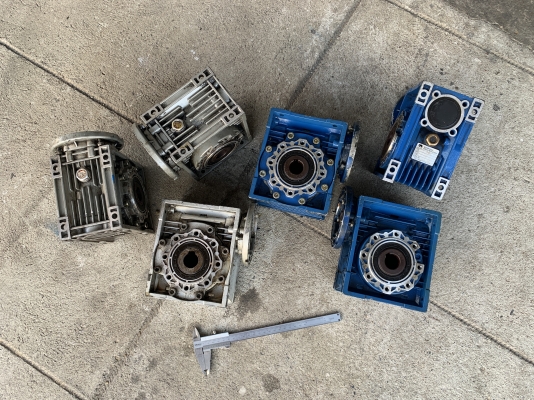 ขายหัวเกียร์ทดรอบ Muller อัตราทด 1:15 (สีน้ำเงิน) กับ 1:7.5 (สีเงิน)อย่างละ 3ตัว สภาพดีหมุนนิ่ม พร้อมใช้งาน ราคาตัวละ 950 บาท ขายหัวเกียร์ทดรอบ Muller อัตราทด 1:15 (สีน้ำเงิน) กับ 1:7.5 (สีเงิน)อย่างละ 3ตัว สภาพดีหมุนนิ่ม พร้อมใช้งาน ราคาตัวละ 950 บาท