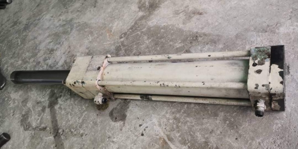 ตัวละ 1,800 บ.ส่งถึงบ้านฟรี โทร 083-2000058 LINE ID: line832923 กระบอกไฮโดรลิคเลื่อนเข้า ออก ระยะชัก 27 cm  แกนกระบอกโต 45 mm กระบอกโต 60 mm