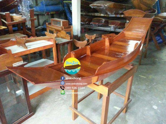 เรือไม้ทรงไทย ยาว 150 ซม พร้อมขาตั้ง (ราคาไม่รวมตู้) เรือไม้ทรงไทย ยาว 150 ซม พร้อมขาตั้ง (ราคาไม่รวมตู้)