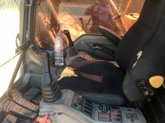 ขาย 890,000 รถแบคโฮ VOLVO EC210B PRAEM เล่มทะเบียน ทำงาน 10,600 ชม.ไฟฟ้าครบ เครื่องดี ปั้มแรง เอวแน่น แอร์ฉ่ำช่วงล่างเต็ม รถสวยพร้อมใช้เอกสารเล่มพร้อมโอน รถอยู่ จันทบุรี 090-772-3710 090-772-3708