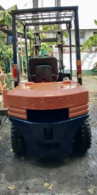 +++ ขายโฟล์คลิฟท์ TOYOTA FD25  ขนาด 2.5  ตัน  เครื่องยนต์ดีเซล  เสา 3  เมตร  งา 1,070  มม. เกียร์ธรรมดา  ยางตันครับ