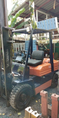 +++ ขายโฟล์คลิฟท์ TOYOTA FD25  ขนาด 2.5  ตัน  เครื่องยนต์ดีเซล  เสา 3  เมตร  งา 1,070  มม. เกียร์ธรรมดา  ยางตันครับ